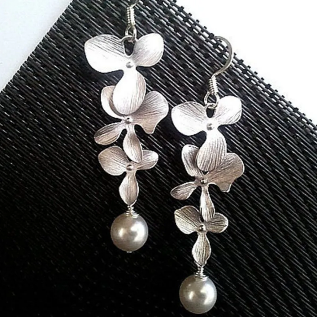 Set: Necklace and Earrings in Blossom Shape | White Gold