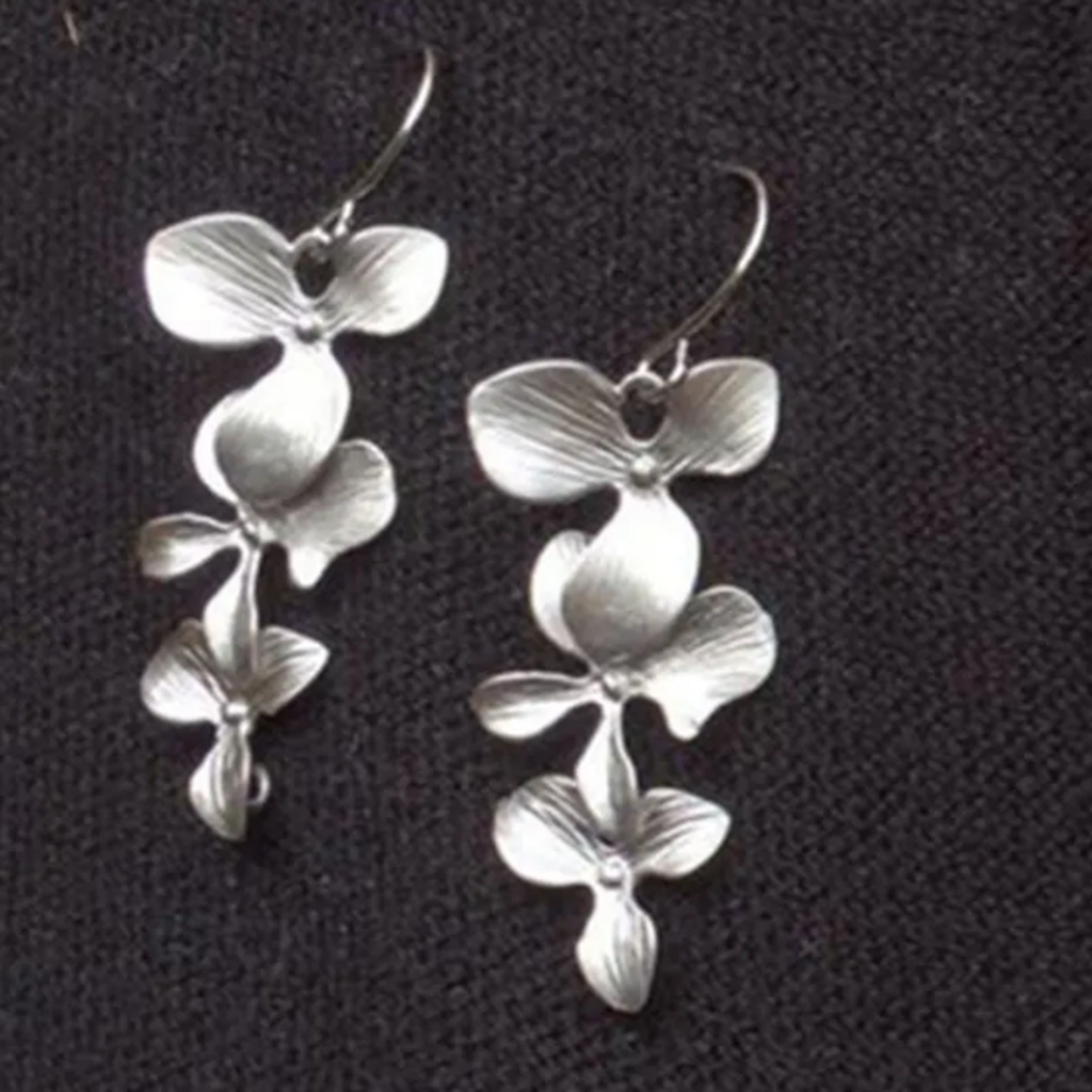 Set: Necklace and Earrings in Blossom Shape | White Gold
