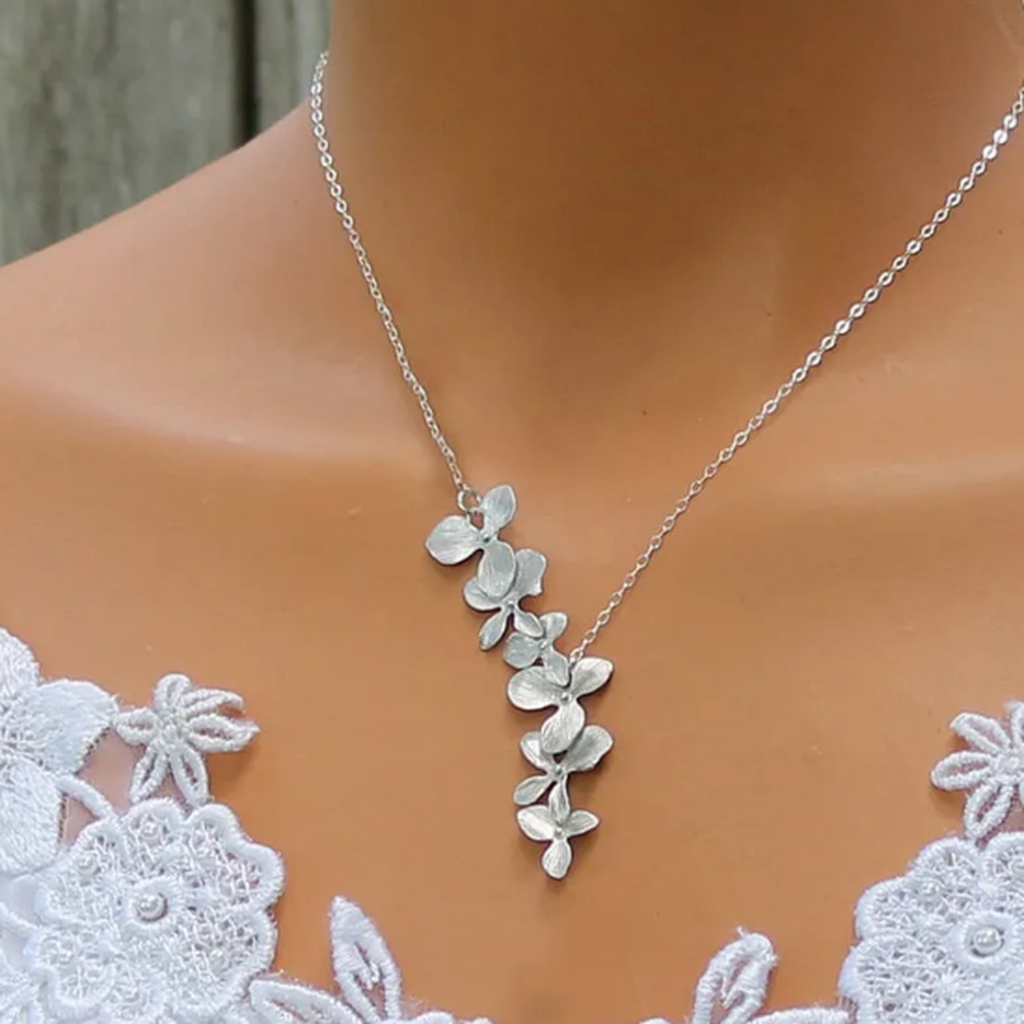 Set: Necklace and Earrings in Blossom Shape | White Gold