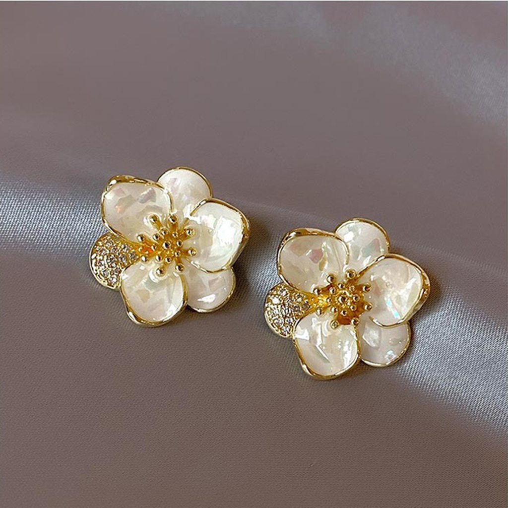 Hanging Earrings “Petal” in Gold