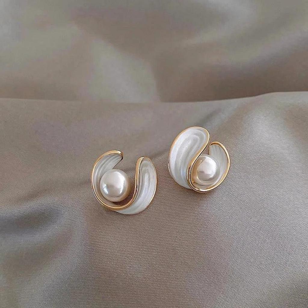 Gold Drop Earrings with White Opal and Daisy