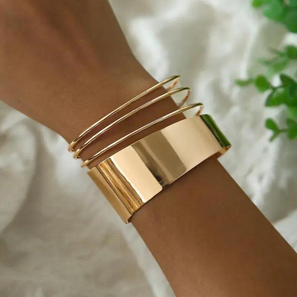 Classic Retro Bracelet in Gold Tone