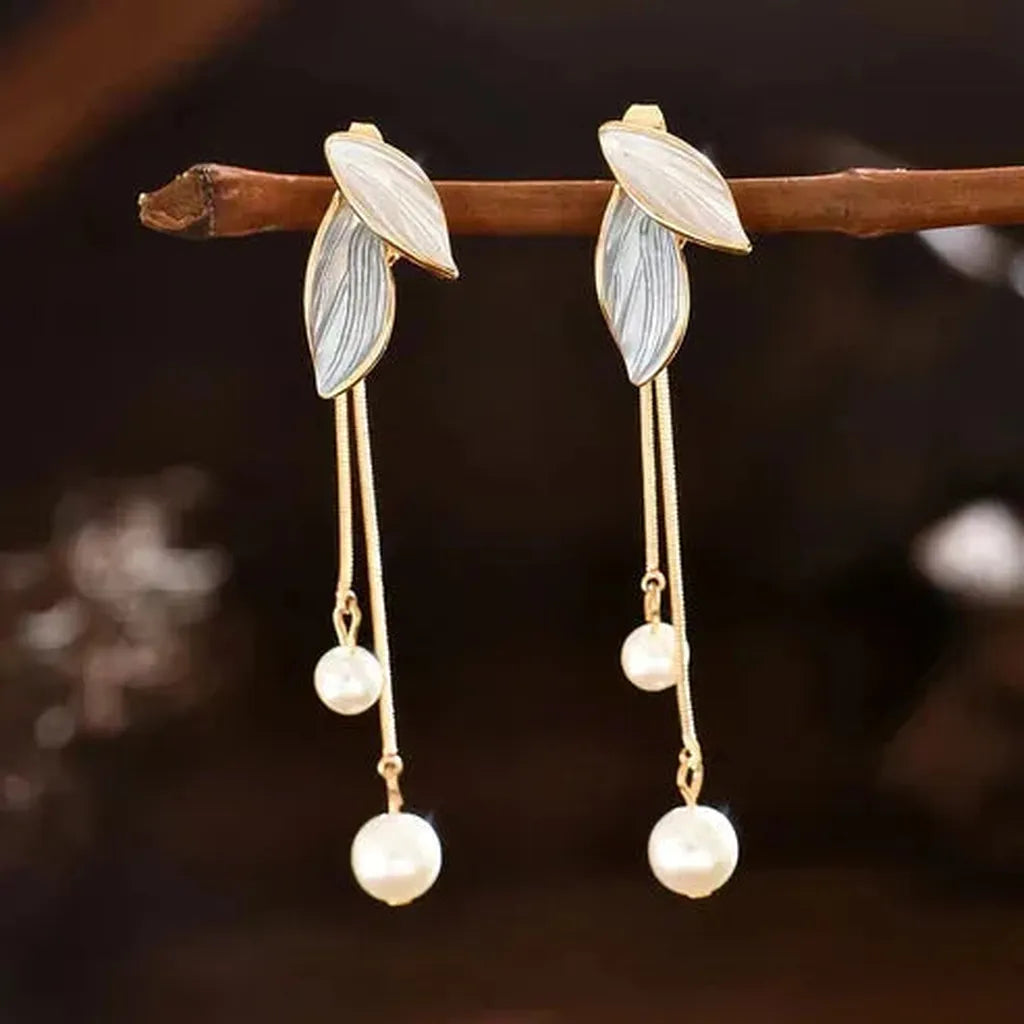 Earrings in Leaf Shape with Pearls
