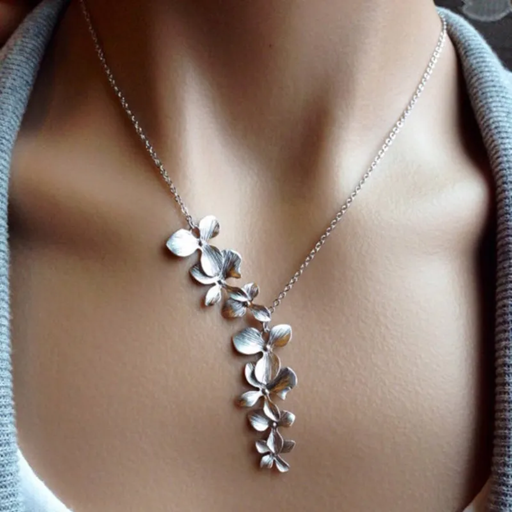 Retro Necklace with Flower in White Gold