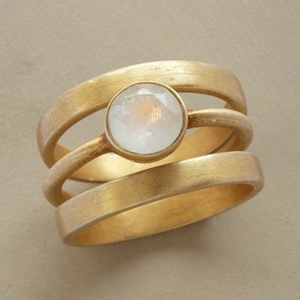 Retro Ring in Gold with Moonstone