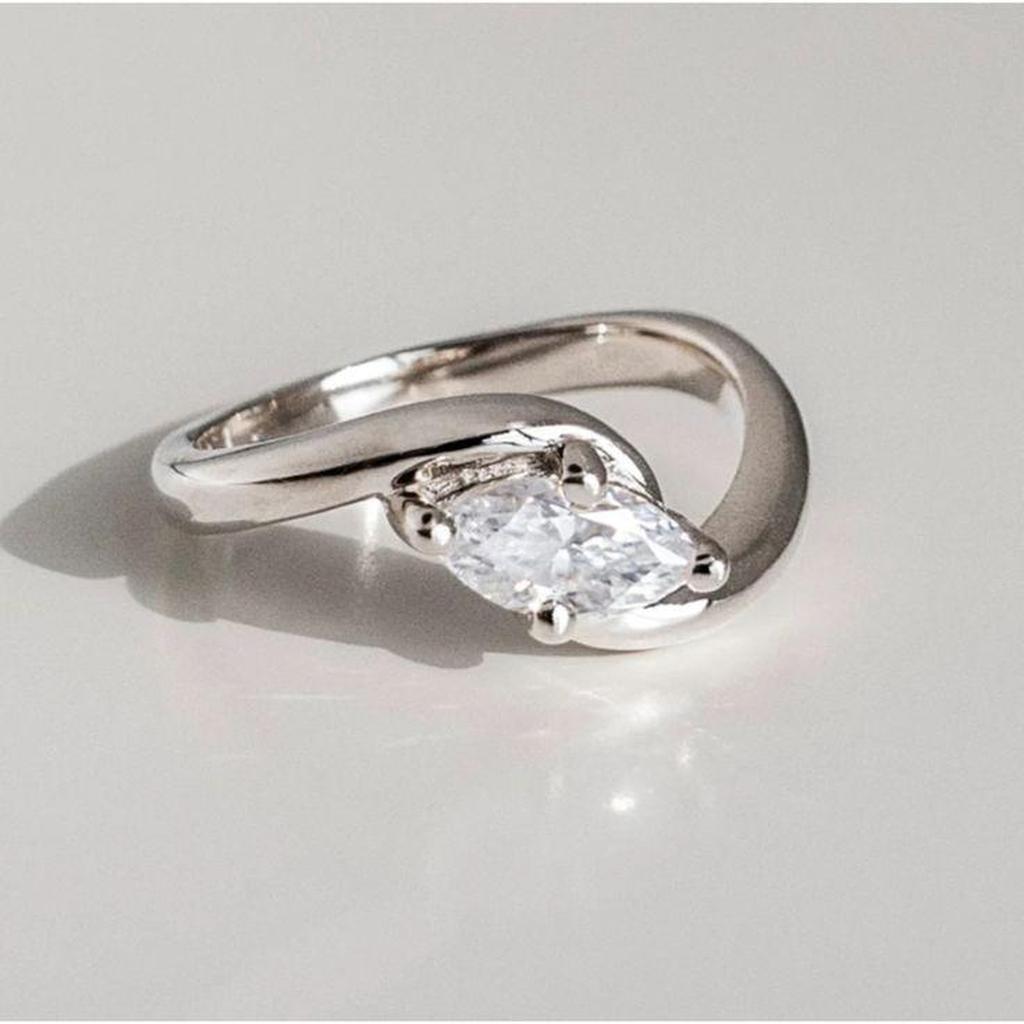Wavy Retro Ring in White Gold with Zirconia