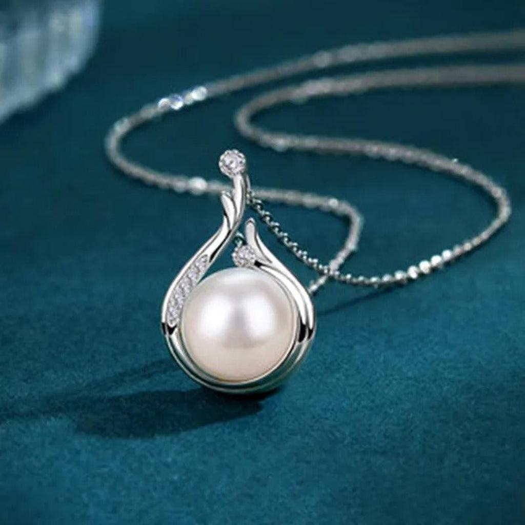 Retro White Gold Necklace with Pearls in Drop Shape