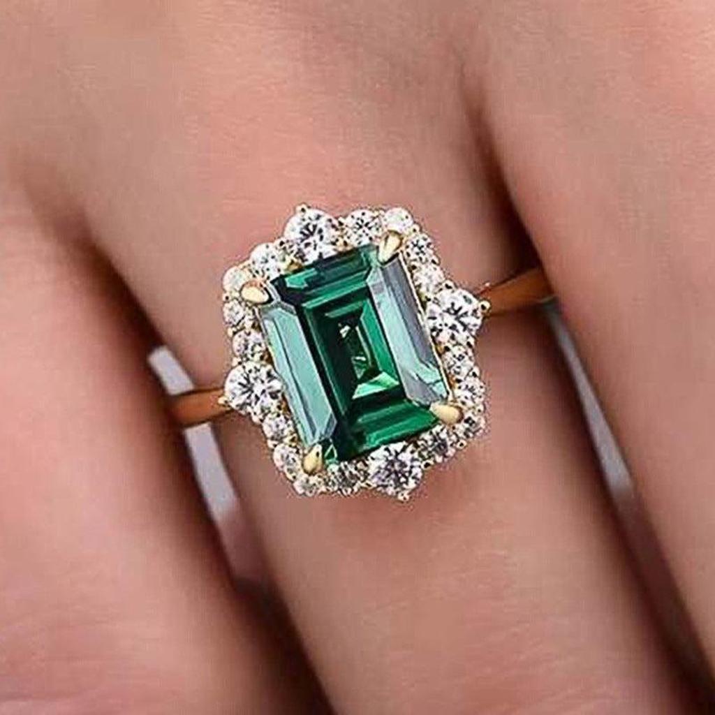 Ring “Queen” with Emerald