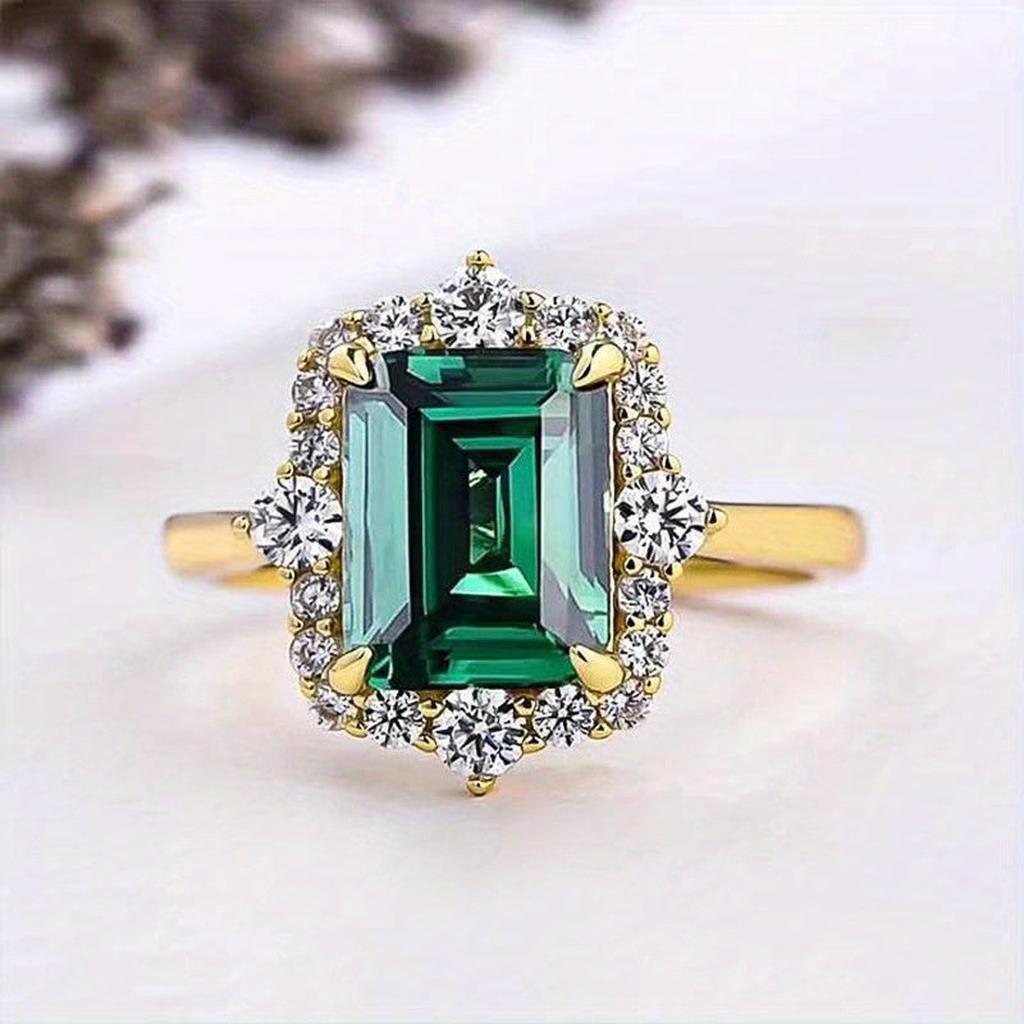 Ring “Queen” with Emerald