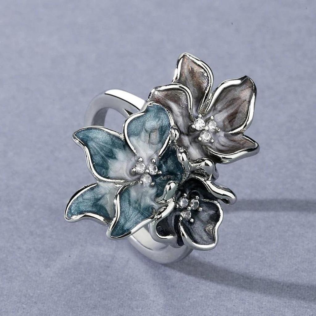 Ring with Exotic Flower in White Gold