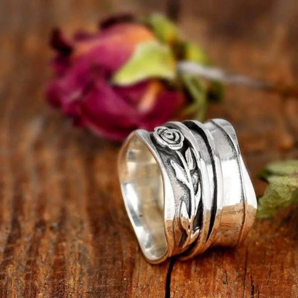 Rings with Flowers in White Gold