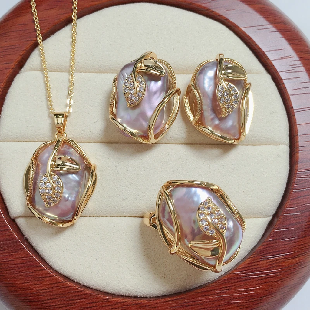 Set: Necklace and Earrings with Freshwater Pearls in Gold