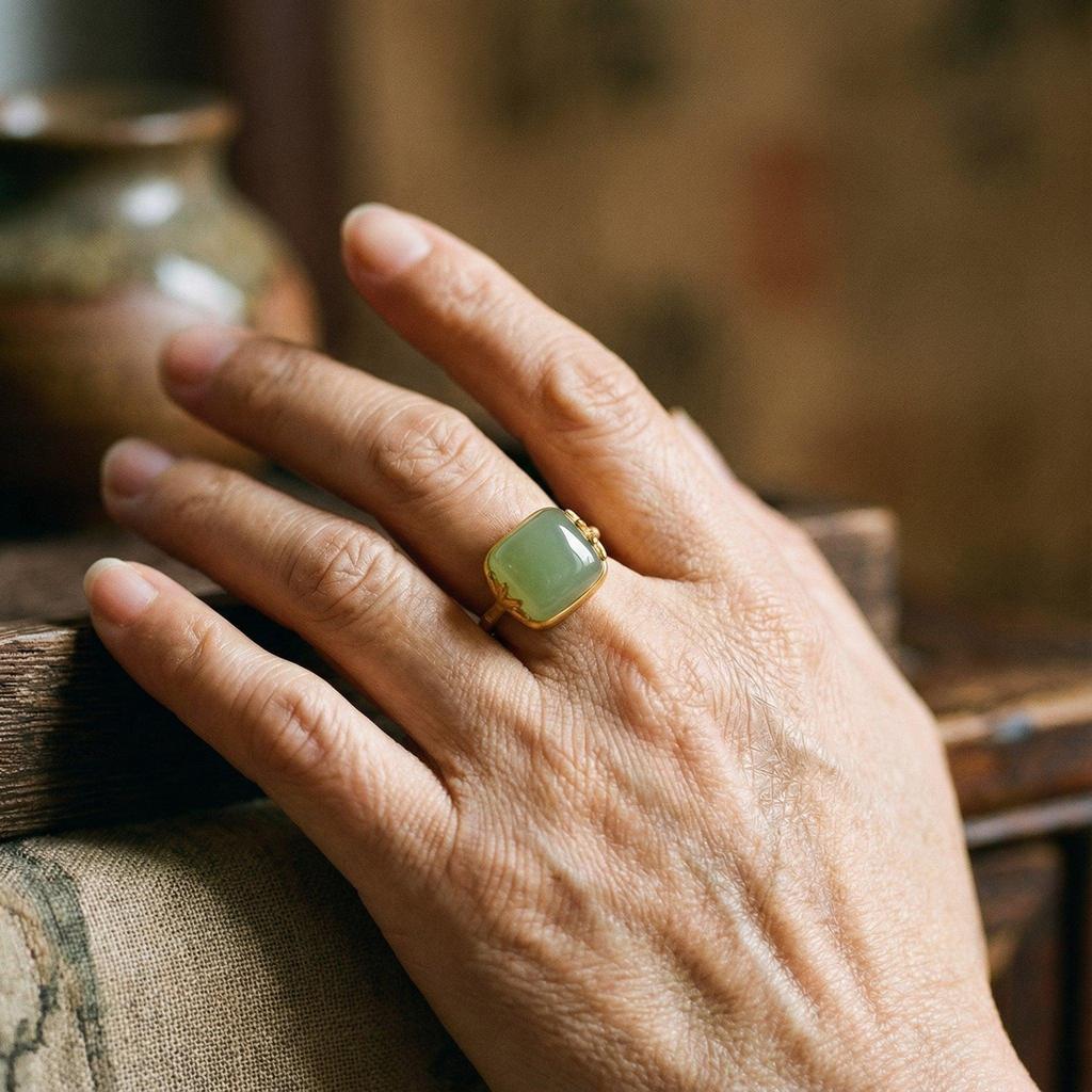 Adjustable Retro Ring in Gold with Green Jade