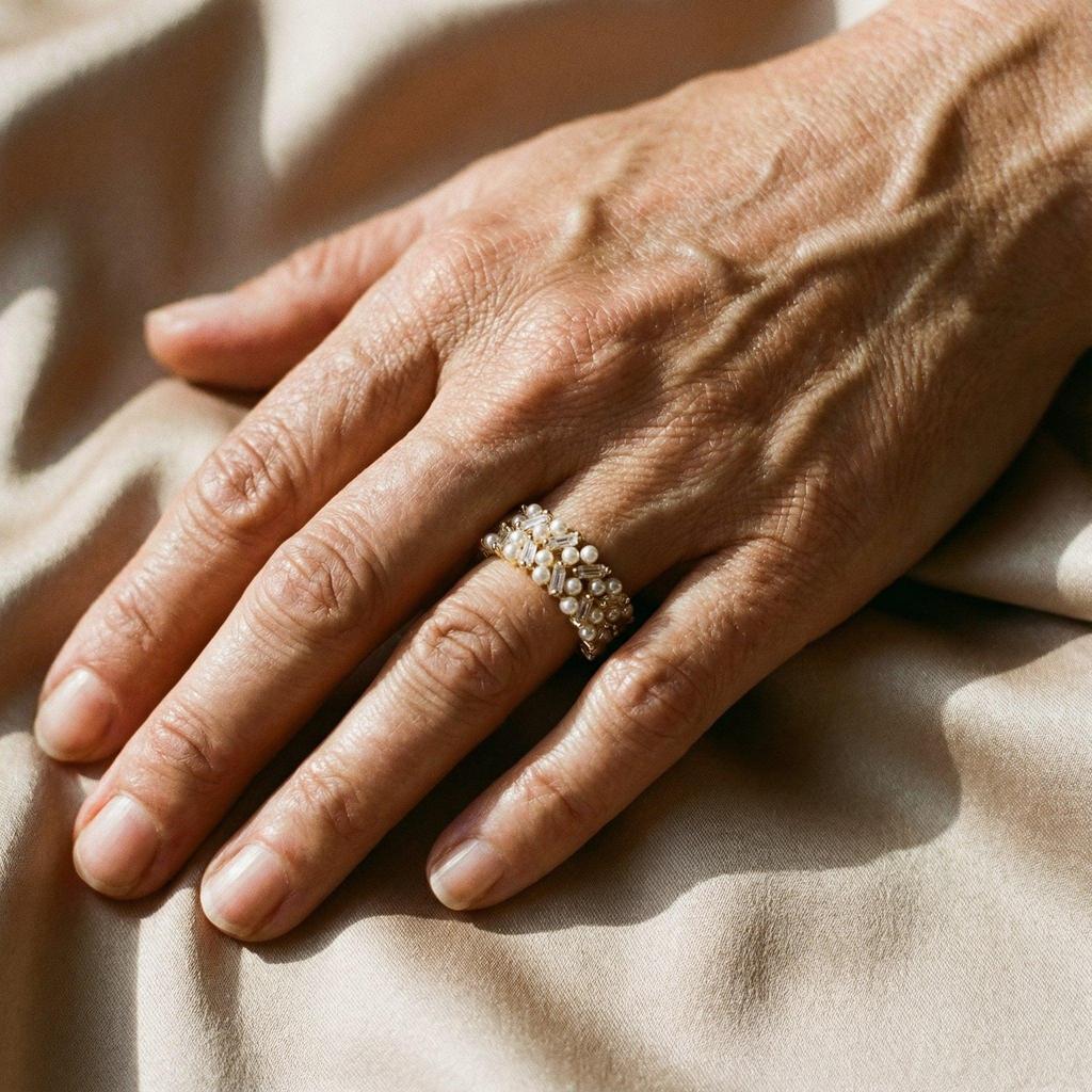 Adjustable Retro Ring with Pearls and Gold Crystals