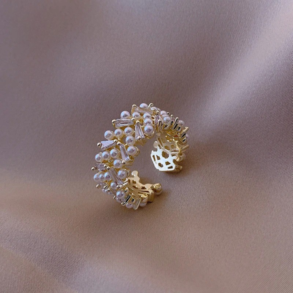 Adjustable Retro Ring with Pearls and Gold Crystals