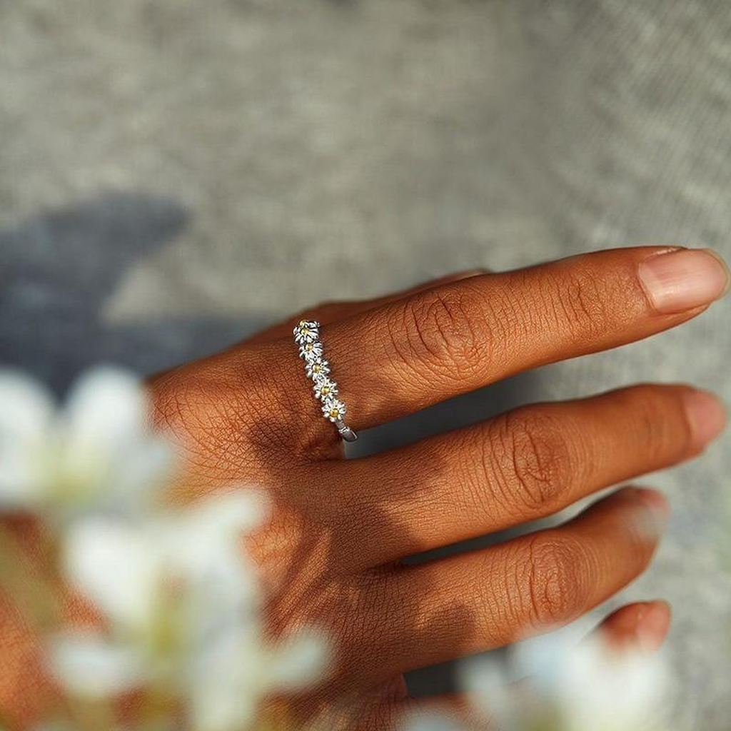 Adjustable Ring in White Gold with Enamel Daisies