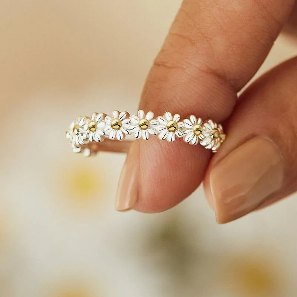 Adjustable Ring in White Gold with Enamel Daisies