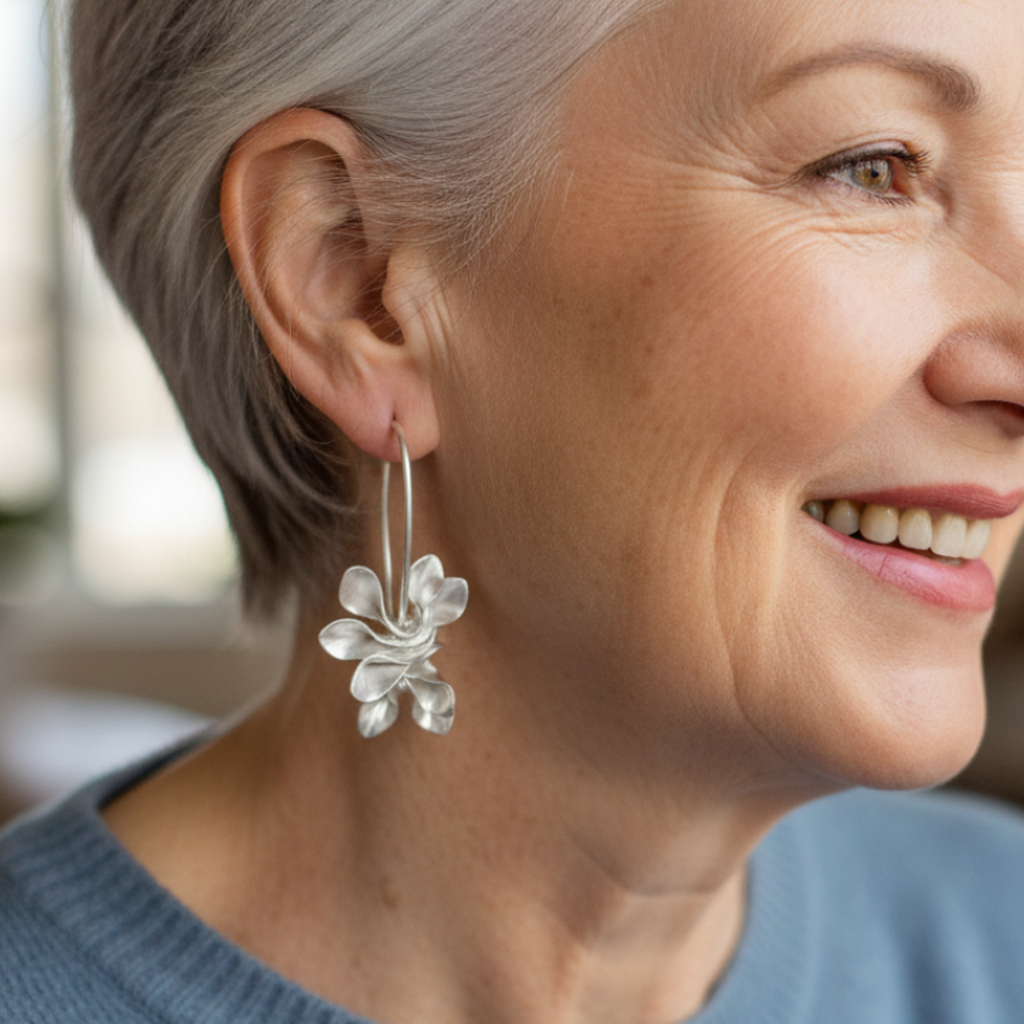 Vintage Earrings in White Gold with Flowers