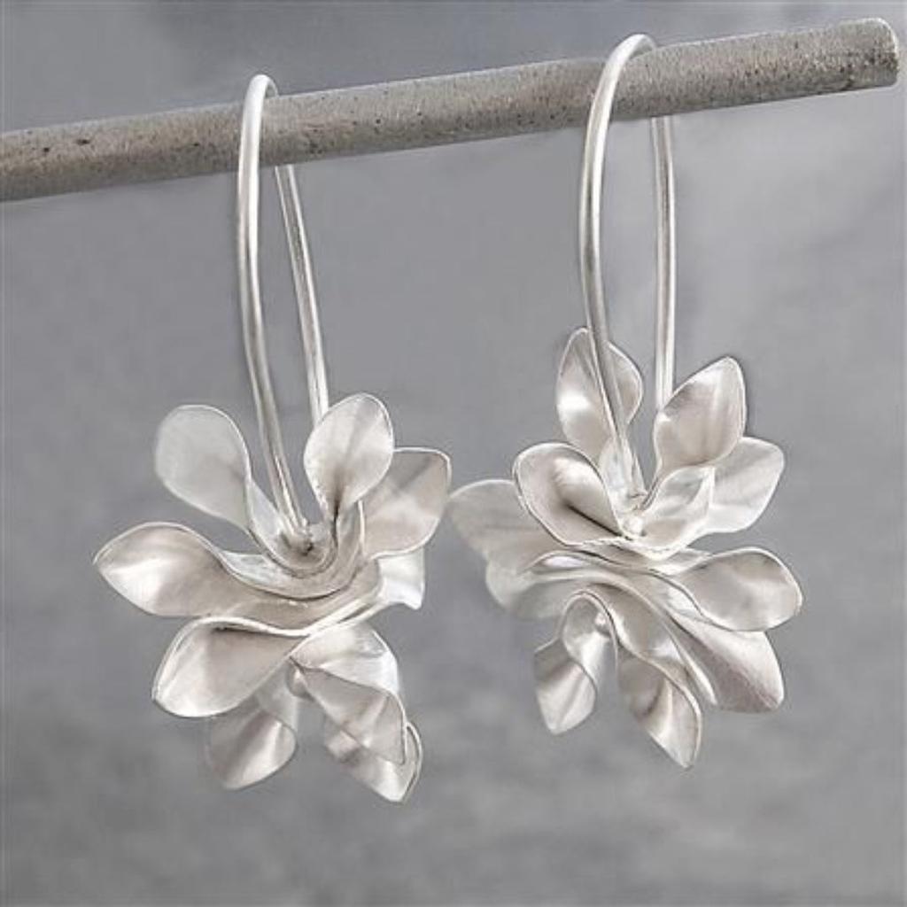 Vintage Earrings in White Gold with Flowers
