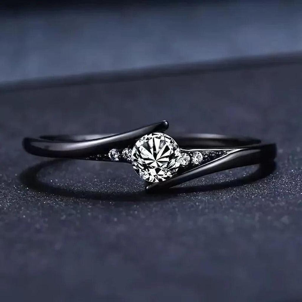 Vintage Ring in Black with Crystal