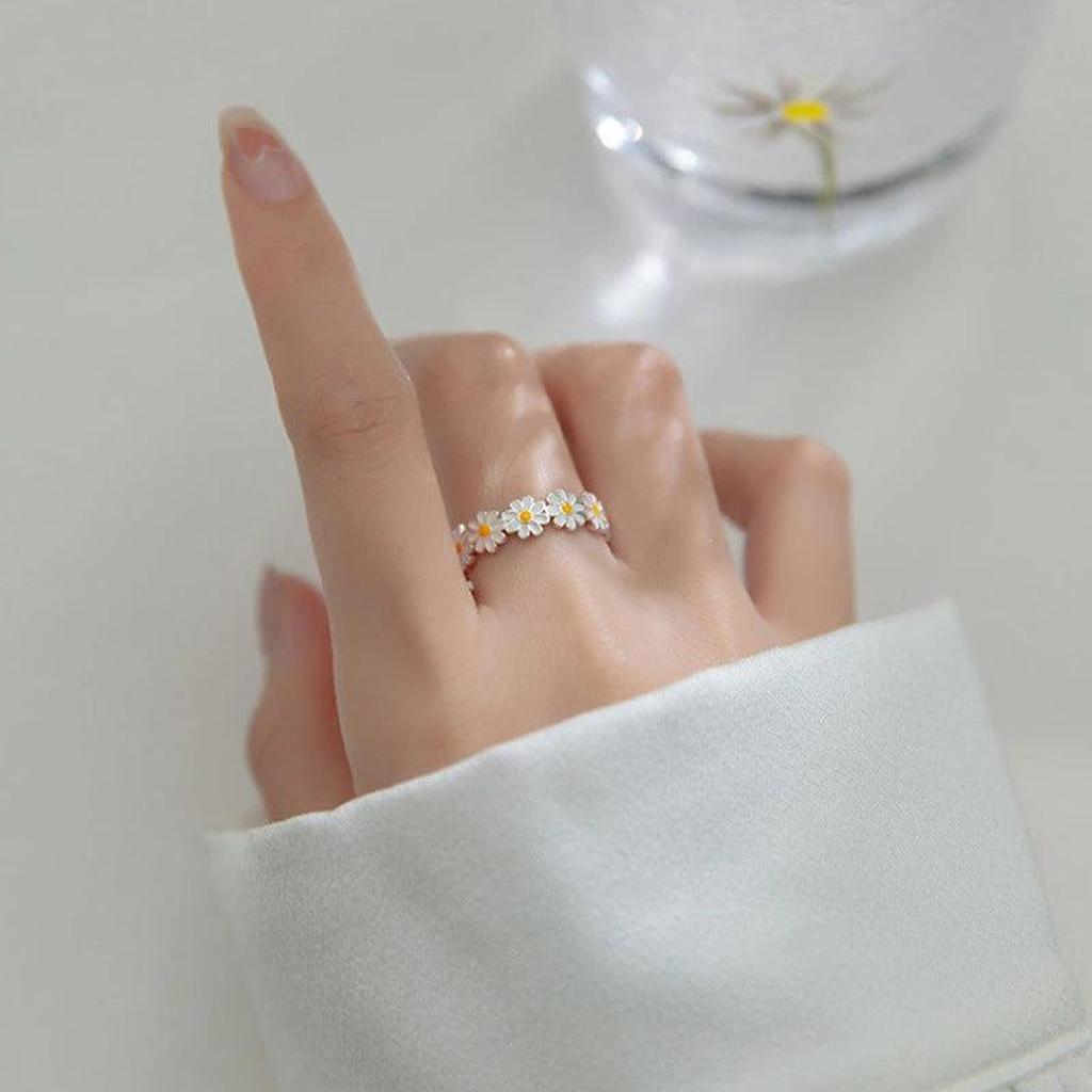 Daisy Ring in White Gold