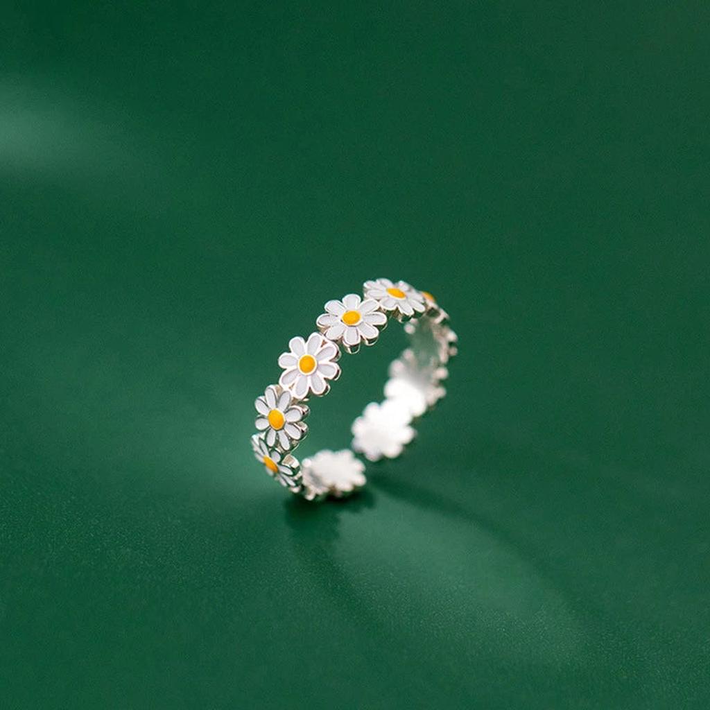 Daisy Ring in White Gold